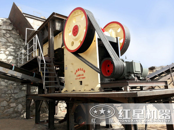 石頭碎石機(jī)現(xiàn)場(chǎng)實(shí)拍 石頭碎石機(jī)現(xiàn)場(chǎng)實(shí)拍