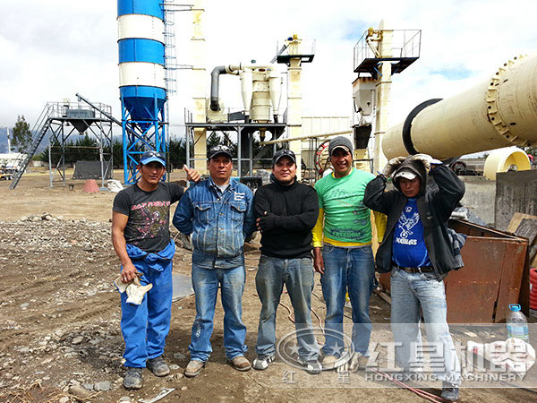 球磨機(jī)生產(chǎn)現(xiàn)場(chǎng) 球磨機(jī)生產(chǎn)現(xiàn)場(chǎng)