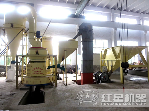 小型滑石雷蒙磨粉機設備生產(chǎn)現(xiàn)場 小型滑石雷蒙磨粉機設備生產(chǎn)現(xiàn)場